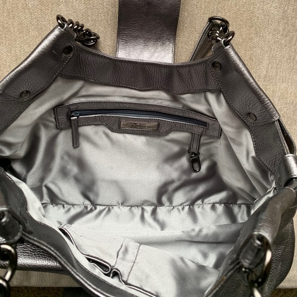 🎉HP! 🤩 EUC: Kenneth Cole silver handbag - Picture 7 of 12